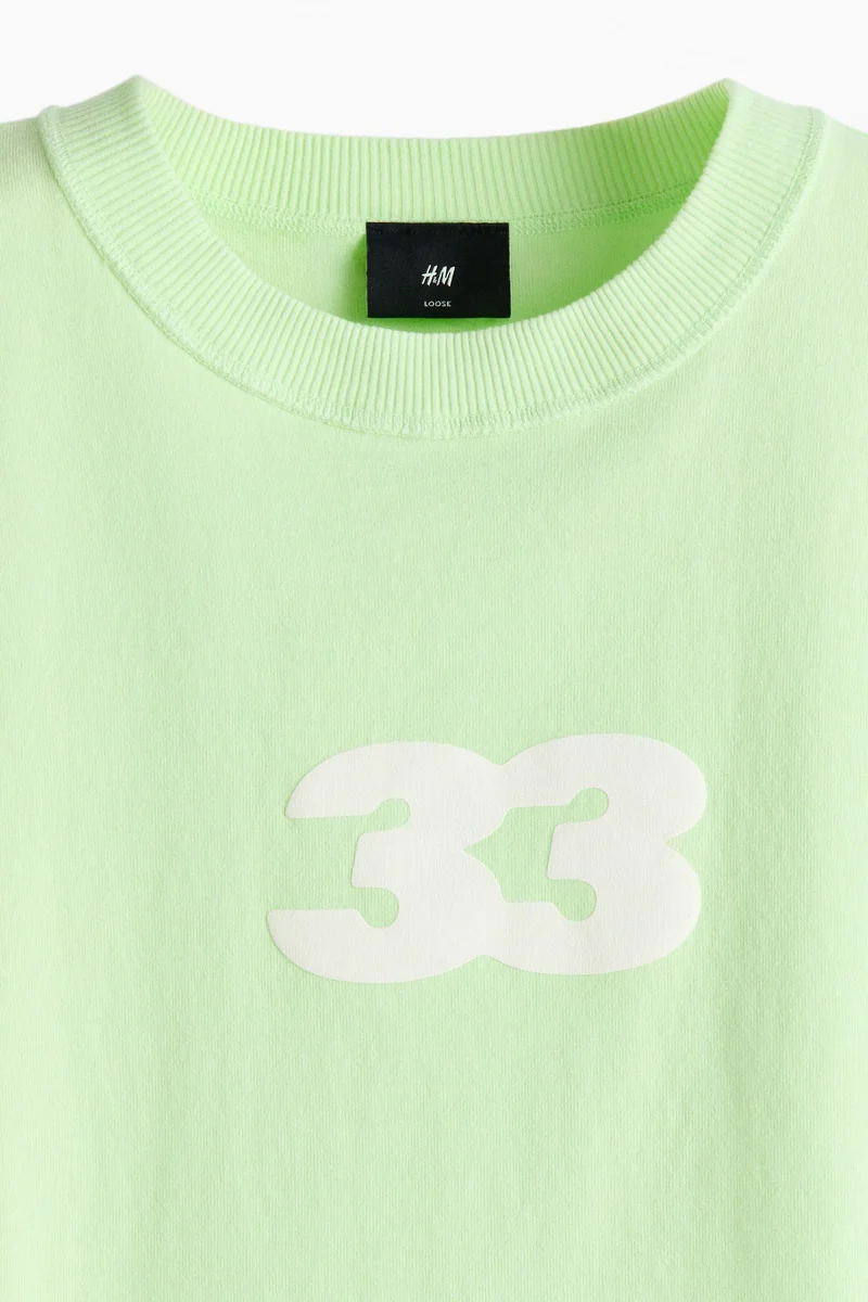 اتش اند ام تي-شيرت بقصة فضفاضة بطبعة مميزة